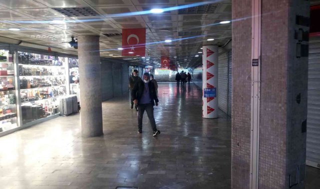 Karaköy Yeraltı Çarşısı'nda Türk bayrağına saldıranlara esnaftan dayak
