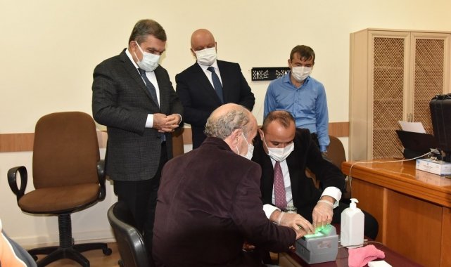 Karaman'da huzurevi sakinleri yeni kimlik kartlarına kavuşuyor