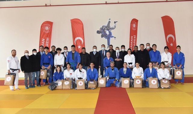 Karaman'da judoculara malzeme yardımı