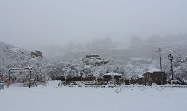 Karaman'ın 3 ilçesine mevsimin ilk karı düştü