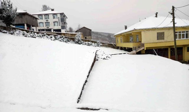 Karasu'nun yüksek kesimleri beyaza büründü