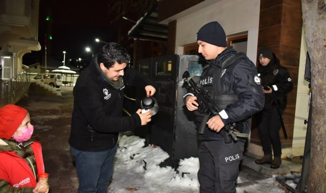 Karatay Kent Konseyi Gençlik Meclisinden gece çalışanlara sahlep ikramı