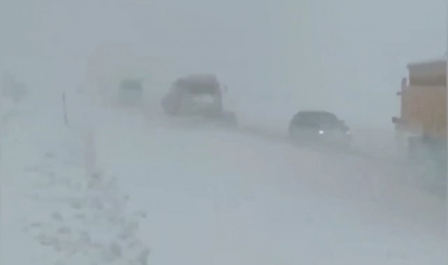 Karayolları ekiplerinin kar mesaisi