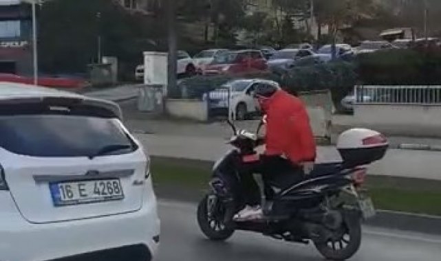 Karayolunda motosikletli jokey