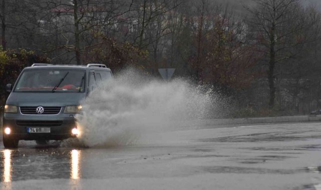 Karayolundaki su birikintileri tehlikeye davetiye çıkardı