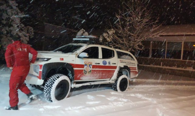 Karda mahsur kalan vatandaşlar kurtarıldı