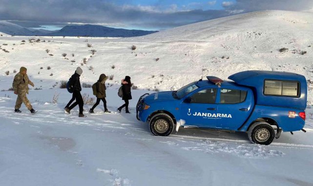 Kardan mahsur kalan öğrencileri jandarma kurtardı