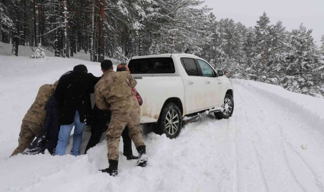 Kardan yolda kalan araçlar jandarma ve özel idaresi ekiplerince kurtarıldı