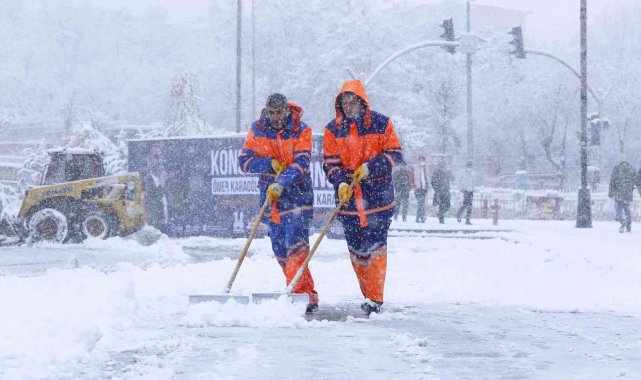 Karın başkenti Erzurum&#039;da ekipler seferber oldu