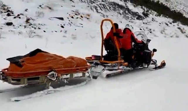 Karın kapattığı yolları aşarak hamile kadını hastaneye yetiştirdiler