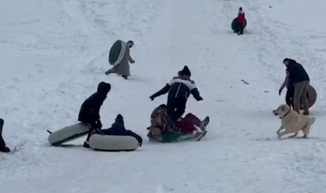 Karın tadını Ayder Yaylasında şambrelle kayarak çıkardılar