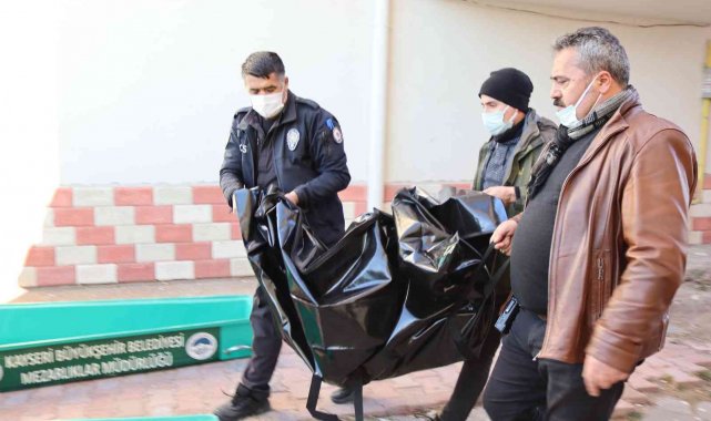 Karısının ve üvey çocuğunun boğazını kesmiş