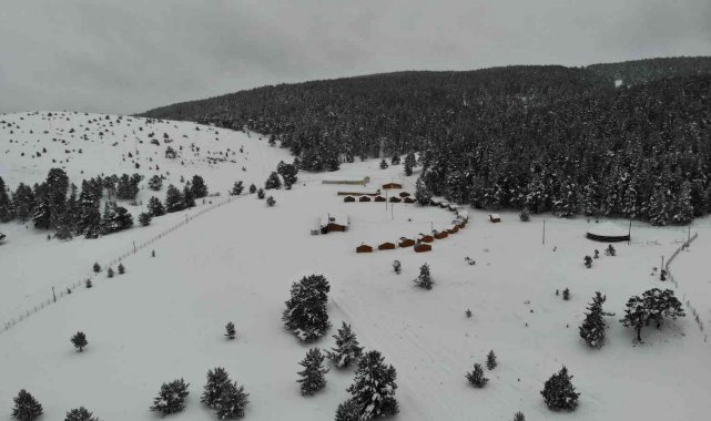 Karla kaplanan ve kartpostallık manzaraya bürünen Dumanlı Tabiat Parkı, havadan görüntülendi