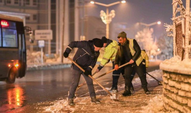 Karla mücadele ekipleri 24 saat görev başında