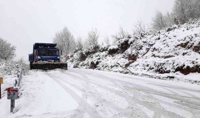 Karla mücadele ekipleri çalışmalarını sürdürüyor
