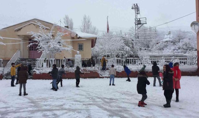Karlıova beyaza büründü, karın tadını çocuklar çıkardı
