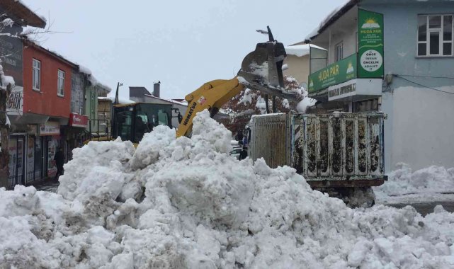 Karlıova&#039;da 150 kamyon kar birikintisi ilçe dışına taşındı