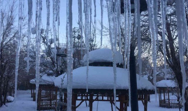Karlıova'da buz sarkıtları oluştu, çeşmeler dondu