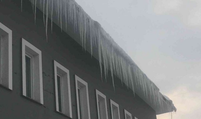 Karlıova&#039;da kar yağışı durdu, hava sıcaklığı eksi 20&#039;e düştü