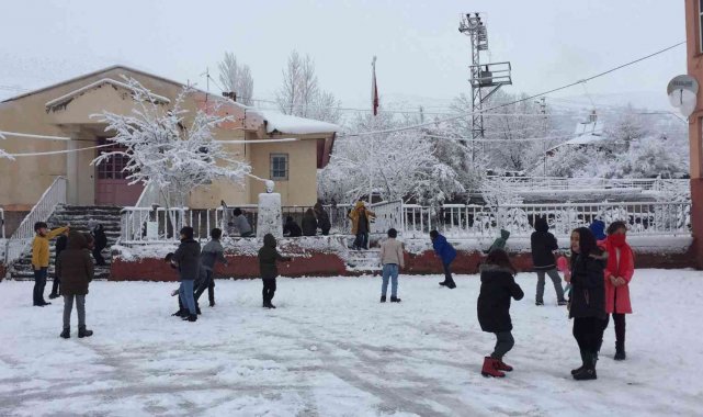 Karlıova'da okullara kar tatili