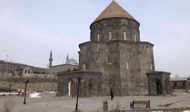 Kars Kalesi ve Kümbet Cami yoğun ilgi görüyor