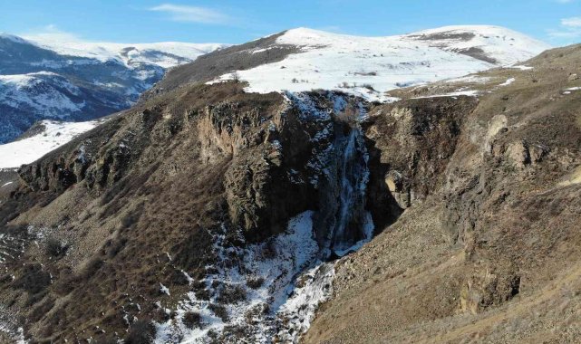 Kars'ın soğuğu şelale dondurdu
