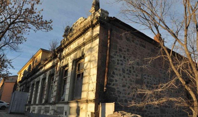 Kars&#039;ta 100 yıllık tarihi binanın duvarlı yıkılıyor