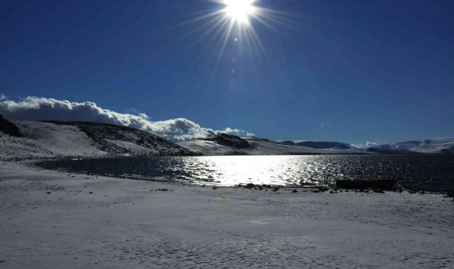 Kars'ta Aygır Gölü'nün etrafı beyaza büründü