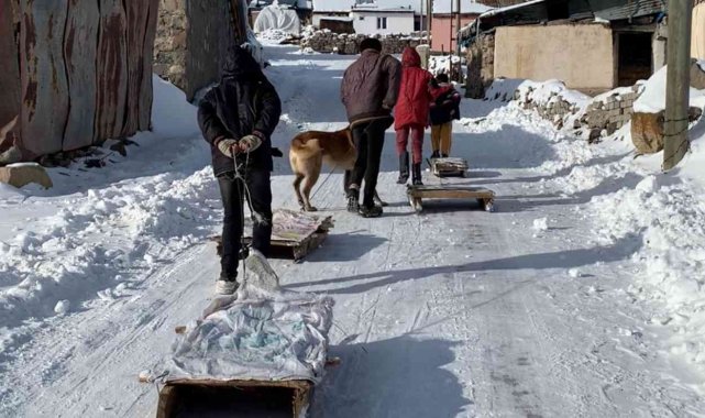 Kars&#039;ta çocukların kızak keyfi
