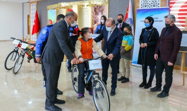 Kars'ta dereceye giren öğrenciler hediyelerini aldı