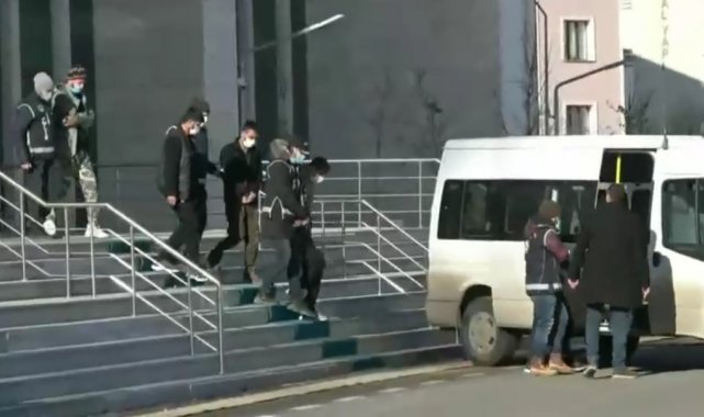 Kars&#039;ta düzensiz göçmen çetesini çökertildi