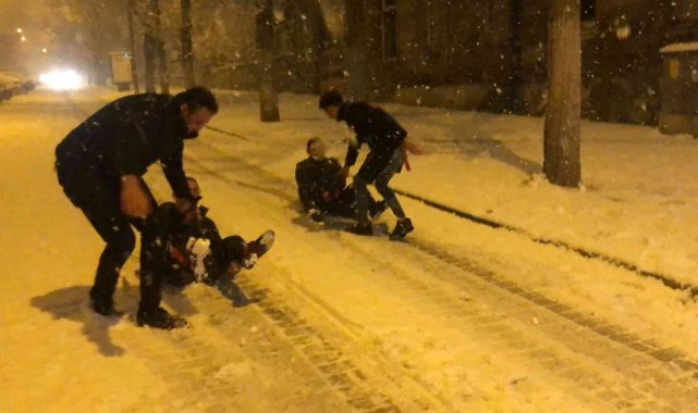 Kars'ta kar altında çocuklar gibi eğlendiler