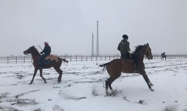 Kars&#039;ta kar üstünde cirit gösterisi