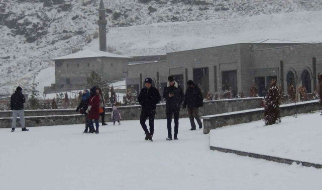 Kars&#039;ta kar yağışı etkili oluyor