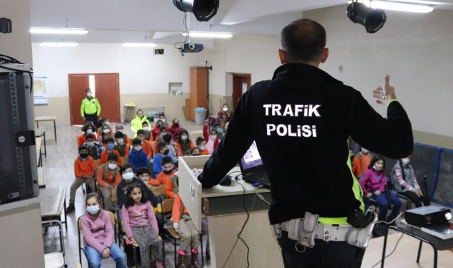 Kars'ta öğrencilere genel trafik eğitimi veriliyor
