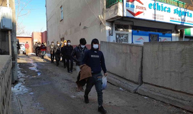 Kars'ta yakalanan 28 düzensiz göçmen sınır dışı edilecek