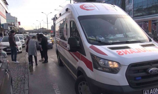 Karşıdan karşıya geçerken otomobil çarptı