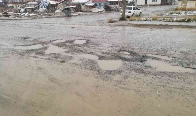 Karşıyaka Mahallesi&#039;ndeki yol köstebek yuvasına döndü