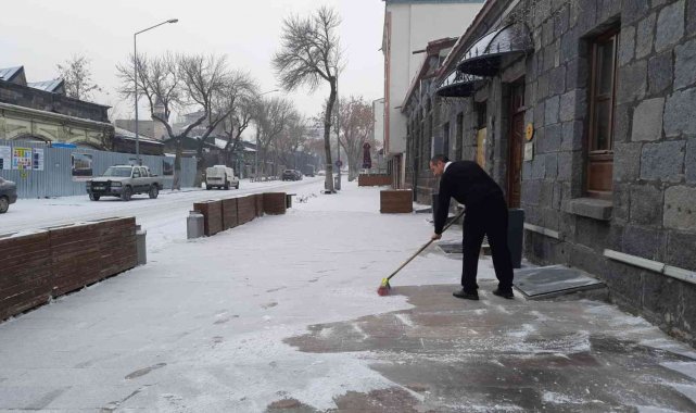 Karslılar güne kar yağışıyla başladı