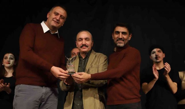 Kartal Belediye Tiyatrosu'nun sahneye koyduğu 'Eşeğin Gölgesi' oyununun galası yapıldı