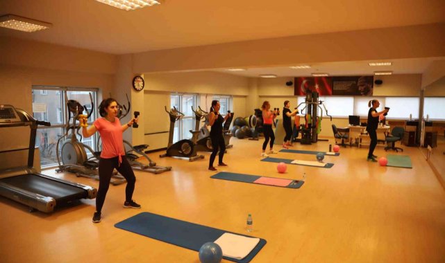 Kartal Belediyesi'nin kadınlara yönelik pilates ve zumba eğitimleri devam ediyor