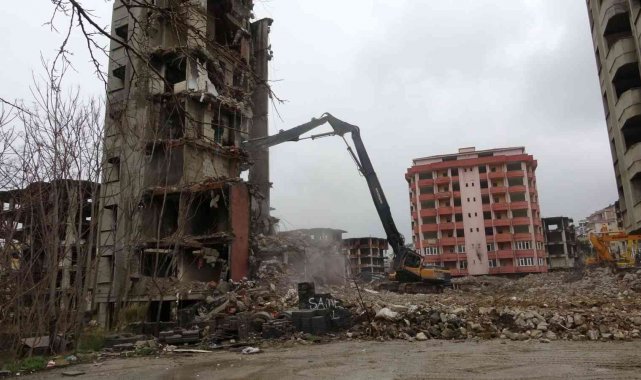 Kartal'da çevre güvenliğini tehdit eden metruk bina yıkıldı