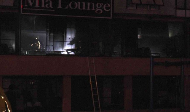 Kartal&#039;da iki katlı kafede korkutan yangın