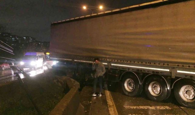 Kartal'da tır ile servis minibüsü çarpıştı: 1 yaralı