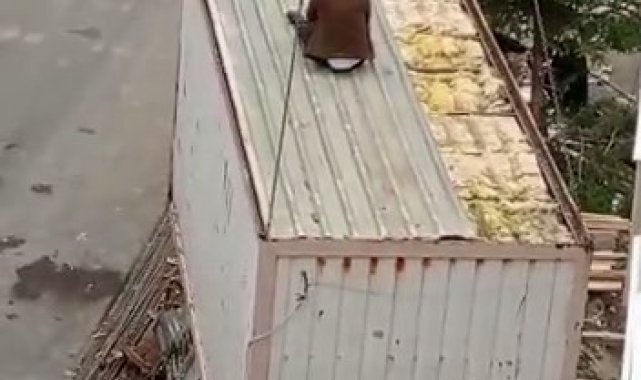 Kartal'da vincin kaldırdığı konteyner üzerinde işçi mahsur kaldı