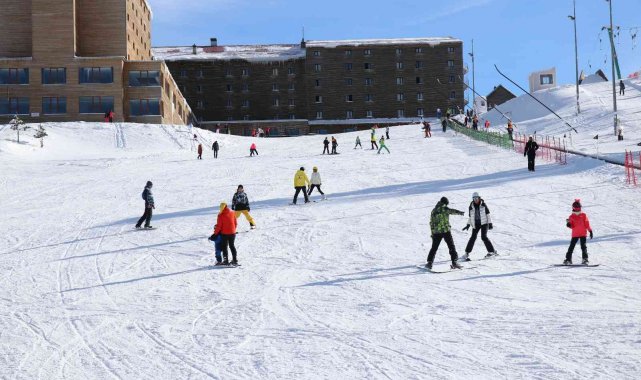 Kartalkaya'da yılbaşı öncesi tatilci yoğunluğu