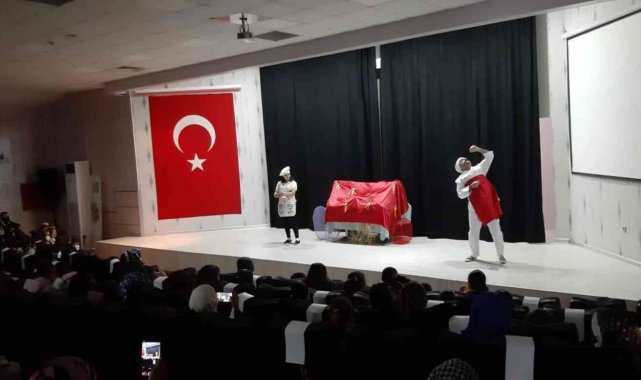 Kartepe'de çocuklar tiyatro oyunu ile eğlendi