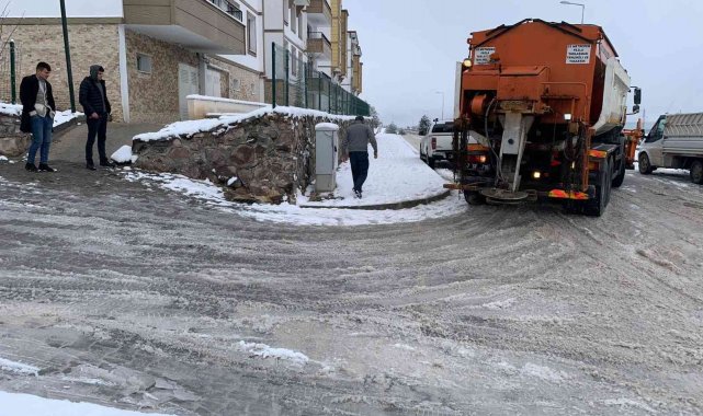 Kastamonu Belediyesi, kar yağışının ardından temizlik çalışması başlattı