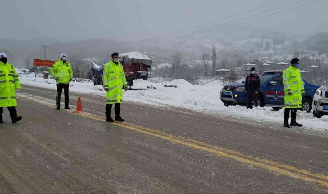 Kastamonu'da sahil bölgesinde fırtına, yüksek kesimlerde kar yağışı etkili oluyor