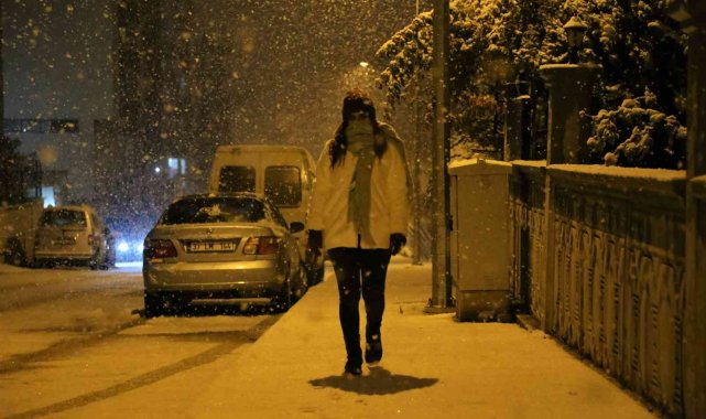 Kastamonu'da yoğun kar yağışı: Kent merkezi beyaza büründü